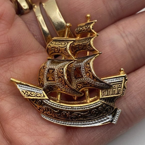 Vtg Damascene Spanish Pirate Ship Sail boat Gold Tone Black Enamel Brooch 1.5” - Picture 6 of 6